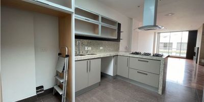 Venta excelente apartamento  DUPLEX con un terraza muy amplia de 90m. Exterior en un 6to y 7mo piso. Consta de 3 habitaciones cada una con su baño, sala comedor con chimenea, cocina abierta, cuarto de servicio con baño y zona de lavandería. 2 parqueaderos independientes. Tiene una remodelación parcial, hace 1 año. Ed con caldera, vigilancia, parqueaderos de visitantes, gym, sala de conductores y salón social. Libre. 
