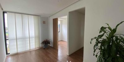 [ARR] ID HOUM: 125903

Entérate de todos los beneficios al arrendar con nosotros:
    • Asistencia e intermediación con el propietario
    • Firma tu contrato online
    • Arrienda sin burocracia, sin papeleos ni notarías

Departamento en arriendo, ubicado en el barrio 3 esquinas, con una superficie construida de 45.00 m² y superficie total de 50.00  m². 

Sus principales características son:

    • Amoblado
    • 2 dormitorios
    • 2 baños
    • Admite mascotas
    • Piso 6
    • Año de construcción: 2024
            
Además, el inmueble cuenta con las siguientes amenidades:

    • Salón de eventos
    • Vigilancia 24 hrs
    • Zona de juegos
    • Gimnasio
    • Zona de asadores

Si arriendas con nosotros, te brindamos asesoría personalizada durante todo el proceso.

Requisitos para arrendar con nosotros:

    • Arrienda sin codeudor*, fácil, rápido y seguro
    • Demuestra un ingreso mensual neto de al menos 2.5 veces el valor del arriendo (los ingresos mensuales se pueden complementar por las personas que vivirán en este inmueble)
    • Completa tu información básica y mándanos tus extractos bancarios o documentos que demuestren tus ingresos
    • No debes tener reportes negativos en centrales de crédito
        

IMPORTANTE:

    • Te invitamos a agendar una visita a esta propiedad
    • Si tienes alguna duda por favor puedes solicitar más información desde los portales como también contactarte directamente con nosotros
    
Más que una inmobiliaria, somos Houm.
*Aplican T&C