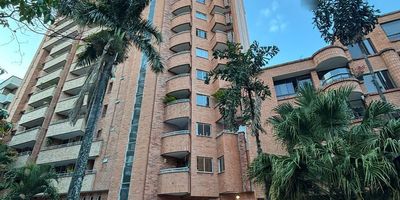 Hermoso Penthouse de tres habitaciones, todas con baño y Vestier. La principal incluye Vestier amplio y jacuzzi. Baño social. Habitación de servicio con baño. Zona social de doble altura y excelente iluminación natural. Tres balcones con buena vista y ventilación.  Dos cuartos útiles.  Dos parqueaderos en línea con capacidad para 4 vehículos.  Zonas comunes del edificio Portería diurna de siete de la mañana a cinco de la tarde. Parque infantil. Baño turco. 


