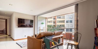 Te presentamos este acogedor apartamento ubicado en una zona muy tranquila y arborizada de Envigado.

El apartamento cuenta con 3 habitaciones, la principal con vestier y baños además de un estudio de muy buen tamaño.

El área social es amplia e iluminada con doble acceso a al balcón. Sala comedor integrados.

La cocina es abierta, completamente remodelada con muy lindos acabados. El apartamento se alquila con cortinas y mueble del estudio.

La unidad es muy completa y familiar, cuenta con gimnasio, piscina, sauna, turco, juegos infantiles y cancha múltiple. Además un hermoso sendero natural para las mascotas.

¡Agenda tu visita, te esperamos!