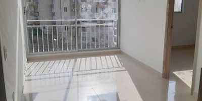 Apartamento de 48 m2, consta de sala, comedor, cocina integral, pantry, dos alcobas, dos baños (uno en alcoba principal y otro auxiliar), zona de labores. Edificio cuenta con una torre de parqueaderos comunales, portería con vigilante, citofono, ascensor, salón social, piscina, parque infantil, canchas deportivas, bbq, excelente ubicación, cerca a zona residencial y centro comerciales barrio Miramar.