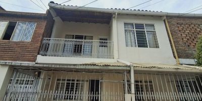 Excelente ubicación, a pocos pasos de estaciones del MIO.

Amplia casa unifamiliar con excelente distribución, ideal para familias grandes o para quienes buscan comodidad y espacios independientes:

 6 alcobas (3 en el primer piso y 3 en el segundo)

 2 estudios ideales para oficina en casa o sala de TV

 2 baños bien distribuidos

 Cocina integral funcional y en buen estado

 Patio interior, perfecto para ventilación y zona de ropas

 Balcón amplio con vista a la calle

 Antejardín, con posibilidad de adecuarlo como parqueadero

 Área construida total: 219 m²

Primer piso: 115 m²

Segundo piso: 104 m²

 Excelente iluminación natural, espacios bien distribuidos y ubicación estratégica cerca de transporte público, comercio y servicios.