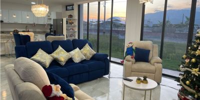VENTA DE HERMOSA CASA EN CONDOMINIO CAMPESTRE ARIZONA EN EL MUNICIPIO DE ALVARADO, 142 m2 en una sola planta dividido en 4 habitaciones, 3 baños, sala comedor, cocina integral con barra isla grande incluye silla de barra, lava vajillas electrico, horno , estufa vitrocer hermica patio, garaje cubierto para dos carros y una moto, aire acondicionado, puertas ventanas las habitaciones como la sala cuentan con persianas de techo a piso, habitaciones con closeth, dos de ellas con baño privado, tanque de agua subterraneo de 1000Lt, red de zona verde con cerca viva en crecimiento.

Exclusivas zonas sociales como piscina, cancha de futbol, cancha de basketboll, jardin, vigilancia 24/7 y otras amenidades sociales para que disfrutes con tu familia.

Agendemos una cita y conoce tu proximo hogar.
