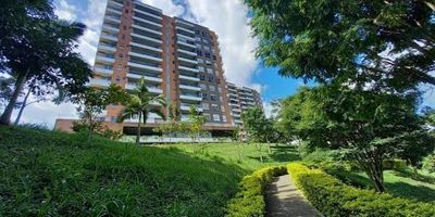 Apartaestudio de 60m2 en conjunto cerrado de Cerritos, cerca a Carulla y a pocos minutos del centro comercial Unicentro. Cuenta con excelentes acabados, la alcoba es independiente con puerta, hermosa vista, 2 baños, balcón, cocina integral con barra, 2 parqueaderos cubiertos y zonas sociales con salón social, piscina, juegos infantiles, gimnasio y turco.