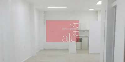 Local en venta en Itagüí, sector El Tablazo. Cuenta con 78m² distribuidos en un espacio amplio, cocineta sencilla, un baño y lavamanos. Ubicado sobre vía principal y secundaria en zona comercial y residencial de alta afluencia, con fácil acceso a transporte público. Cerca de supermercados, centros comerciales, colegios y parques. Ideal para oficinas, consultorios o uso comercial. Excelente oportunidad para invertir en una ubicación estratégica.