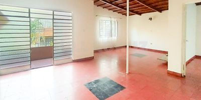 Cómoda y amplia casa segundo piso ubicada en el sector de buenos aires mira flores, nos ofrece una área edificada de 125.40 metros mas una área libre en patios de 7.90, para una área total de 133.30 metros, sala comedor, 4 alcobas, 3 closet, 2 baños, cocina sencilla con red de gas, 1 patio, zona de ropas, balcón, piso en baldosa, sin parqueadero, solo pago de contado!!