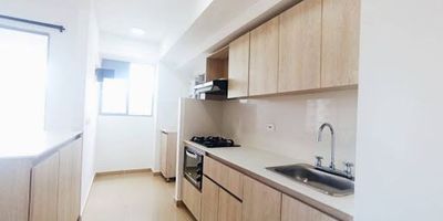 Venta de apartamento en Calasanz, te ofrecemos este apartamento totalmente terminado con full acabados, piso en porcelanato para zonas sociales y laminado en las alcobas, son 84.93 m2 distribuidos en sala comedor, cocina integral abierta con barra americana, muebles superiores e inferiores y zona de lavado de ropa, balcón, 3 alcobas principal con baño privado y Vestier y 2 baños. El apartamento tiene parqueadero privado cubierto y en la unidad encuentras 2 GYM, zona BBQ, zonas verdes, juegos infantiles, 2 piscinas 1 de ellas climatizada, cancha de futbol con grama sintética, salón de juegos de mesa y salón social. La unidad se encuentra a solo 5 minutos de la estación metro floresta, a 7 minutos del estadio Atanacio Girardot, a 12 minutos del centro de la ciudad. Para mas información comunícate con nosotros, llama ahora.  