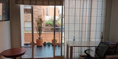 área 64  mts. 2 habitaciones 2 baños 1 parqueadero sala comedor cocina y terraza, zona lavandería,   incluye administración .  Edificio cuenta con salón comunal con cocina y terraza. zona lavandería comunal,  bbq en terraza vista panorámica, gimnasio, sauna y turco.   2 vigilantes día y noche 399-2009