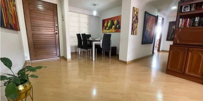 Venta apartamento en Pontevedra, en un 2do piso, interior, iluminado. Cuenta con 3 habitaciones, la principal con baño, las otras 2 comparten. Sala con chimenea, comedor, cocina integral, zona de lavandería independiente y cuarto de servicio con baño. Un parqueadero y depósito. Libre.
