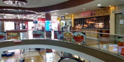 Venta de  local ubicado en el centro  de la ciudad de Cali, Centro Comercial Elite,  con una superficie de 22 metros cuadrados que ofrece un espacio versátil para dar vida a tu próximo proyecto o que haga parte de tu portafolio de inversión ya que se encuentra alquilado, rentando. Con una ubicación  esquinera, en el tercer piso de la plazoleta de comidas ubicación privilegiada. Sus amplias puertas  en vidrio, permiten  visibilidad. No pierdas la oportunidad de ser  el propietario de este excelente Local. ¡Contáctanos para más información!