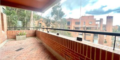 Venta excelente apto REMODELADO hace 2 años, con TERRAZA de 47mts, en uno de los mejores conjuntos de Bogotá. Ubicado en un primer piso, con una maravillosa vista a la ciudad. Cuenta con 3 habitaciones muy amplias cada una con baño, family room, estudio, sala con chimenea, comedor, cocina cerrada, cuarto de servicio con su baño, zona de lavandería independiente. Dos parqueaderos en línea y depósito. Full  remodelado con pisos de madera. El conjunto cuenta con 2 canchas de tenis, cancha de futbol, sendero ecológico, parque para niños, zona para BBQ, sede social, seguridad y vigilancia.
