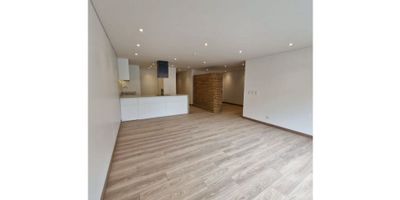 Vendemos APARTAMENTO PROYECTO EN CONSTRUCCION Exclusivo apartamento, barrio San Patricio zona central en la localidad de Usaquén, excelente ubicación teniendo acceso por la carrera 15 y av. 19 así como las calles 106 y calle 109. Además, con excelentes zonas verdes a unos metros de distancia. Consta de dos habitaciones, tres baños, balcón, dos garajes en línea, un depósito. Con vista exterior. El edificio contará con jardines exteriores, tendrá un elegante lobby tipo hotel, sala de juntas, coworking con mueble de snack & bar, teatrino con un diseño moderno y acogedor, gimnasio dotado y en la parte superior vamos a encontrar dos terrazas, la terraza norte; diseñada para realizar actividades sociales y familiares, terraza sur: diseñada para los niños y jóvenes contando con espacios de recreación. Entrega Septiembre 2025.
