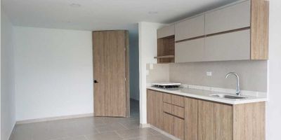 Este acogedor apartaestudio se encuentra ubicado en la hermosa ciudad de Pereira, en el departamento de Risaralda. Con una construcción de 62 M2, esta propiedad ofrece una amplia y cómoda área privada de 62 M2, perfecta para una persona o pareja que desee vivir en un espacio funcional y moderno. El apartaestudio cuenta con una cómoda alcoba, ideal para descansar y relajarse después de un largo día de trabajo. Además, cuenta con 1 baño completo, perfecto para satisfacer las necesidades de sus habitantes. El garaje también está incluido en la propiedad, lo que brinda la comodidad de tener un lugar seguro y exclusivo para estacionar su vehículo. En cuanto a sus características internas, este apartaestudio cuenta con una moderna cocina integral, perfecta para preparar deliciosas comidas en la comodidad de su hogar.  Los residentes de este apartaestudio también pueden disfrutar de la cercanía a colegios y universidades, lo que lo convierte en una excelente opción para familias con hijos en edad escolar o estudiantes que buscan un lugar cómodo y accesible para vivir durante sus estudios. La urbanización es cerrada y cuenta con vigilancia y portería las 24 horas del día, brindando seguridad y tranquilidad a sus residentes. La zona residencial en la que se encuentra es tranquila y exclusiva, perfecta para aquellos que buscan vivir en un entorno pacífico y seguro. No pierda la oportunidad de invertir en esta propiedad, ¡contáctenos hoy mismo para programar una visita!
