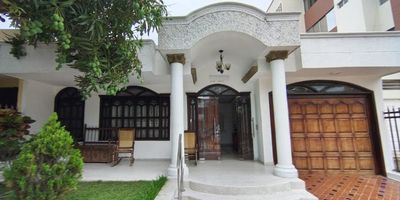 Casa en venta de 342 m² ubicada al norte de la ciudad, en una zona residencial tranquila y de alta valorización. Cuenta con 5 amplias alcobas, 4 baños, cocina integral, sala-comedor espaciosa, zona de lavandería y garaje. Ideal para familias grandes o quienes buscan comodidad y espacio. Excelente iluminación natural y distribución funcional. ¡Lista para habitar!