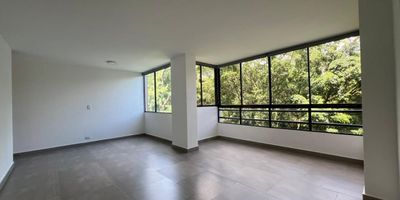 Apartamento en arriendo en unidad cerrada ubicada en un sector residencial, entorno muy tranquilo, con poco ruido, con fácil acceso y salida a vías principales, rutas de transporte público y con conexión a múltiples servicios complementarios de la zona.  Cuenta con piso en cerámica, sala comedor, 3 alcobas con vestier y baño en la principal, baño social, cocina integral cerrada tipo americano, zona de ropas, balcón y parqueadero independiente cubierto. Conjunto cerrado con ascensor y zonas sociales que incluyen parques infantiles, placa polideportiva, zonas verdes, vigilancia y portería 24 horas y circuito cerrado de tv. Inmuebles sujetos a verificación de disponibilidad