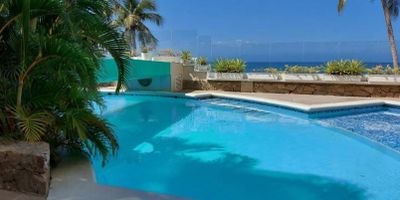 
Se vende hermoso apartamento dúplex con vista al mar, ubicado en un exclusivo sector de estrato seis, a pocos pasos de la playa Salguero. Esta propiedad de dos niveles ofrece un ambiente acogedor y funcional, con una habitación tipo dúplex, dos baños con ducha, aire acondicionado y un balcón desde donde se puede disfrutar de una vista privilegiada. Se encuentra en el segundo piso y no cuenta con ascensor. Dispone de parqueadero privado y vigilancia permanente, lo que garantiza seguridad y comodidad. La administración tiene un valor mensual de cuatrocientos veinticinco mil pesos. El edificio cuenta con piscina al aire libre, zona de barbacoa y jardines para disfrutar en familia. Está ubicado a tan solo nueve kilómetros del aeropuerto Simón Bolívar y a pocos minutos del Museo del Mar del Rodadero. Es una excelente opción tanto para vivienda como para inversión vacacional. Valor de venta trescientos treinta millones de pesos.


