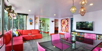 Cuando se piensa en un lugar conveniente, práctico y amañador; sería algo así como donde tengas a la mano: supermercados, farmacias, servicios bancarios, servicios médicos, cafés, restaurantes, centros comerciales, parques y zonas verde. Con la ventaja también de tener cerca la vibrante Provenza y al parque Lleras, pero suficientemente alejado del ruido, Ubicación inmejorable: Conveniencia de poder ir caminando a toda clase de servicios, tiendas de conveniencia, supermercados, farmacias, cafés y acceso a transporte público.
•	Diseño: Espacios coloridos, renovados y con lindos acabados artísticos, te darán la sensación de ambiente vivo y alegre! Cocina abierta, que se conecta a una amplia sala con ventanales de abundante entrada de luz.
•	Privacidad y Comodidad: En edificio con pocos apartamentos, 2 habitación amplias y un estudio que se puede convertirá también en 3ra habitación. 3 baños, 1 garaje y 1 C.útil para almacenamiento.
•	Seguridad y Tranquilidad: Vigilancia 24/7.
•	Ideal para: Profesionales por su cercanía a una variedad de empresas y servicios médicos (Clínica Medellín, Intermedicas, Torre MEDICAL, entre otros), parejas / personas que buscan un estilo de vida urbano y práctico, para quienes prefieren partes bajas y planas del Poblado para caminar. Expatriados y nómadas digitales que buscan espacios amplios y aman estar cerca a las mejores zonas del poblado pero que valoran la tranquilidad. Inversionistas que buscan una propiedad con ubicación estratégica y con potencial para flipping y/o alquiler amoblado de media o larga estancia.

Contactame para presentarte esta propiedad!
 
Valor AMOBLADO: $720 M.
Valor SIN AMOBLAR: $710 M.