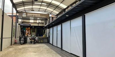 Locales en arriendo en La Ceja, a 3 cuadras del parque principal son varios módulos que se pueden rentar, de 21-15-13 y 10mt2, sumando todos las áreas tenemos un local de 59mt2. Adicional cuenta con una terraza de 72mt2 que se puede aprovechar como almacenamiento. El canon de arrendamiento de los locales completos es de $5.900.000. Cuenta con parqueadero para visitantes y para cargue y descargue de mercancía, dado el caso se puede estudiar la posibilidad de poner vidriera para la fachada. Los servicios públicos están incluídos en el canon de arrendamiento dependiendo de la destinación final. Se prefiere uso comercial complementario a ferretería y afines, no al uso de consumo como cafetería, licorera, comidas o peluquerías.