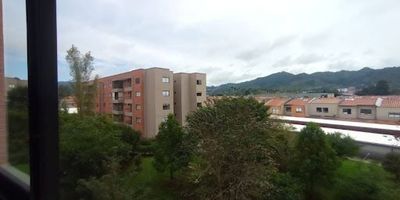 Bemsa Propiedad raíz arrienda apartamento en la Ceja, cerca a Viva, zona centrica. Excelentes acabados, piso 4, cuenta con 2 alcobas amplias, 2 baños, cocina integral, balcón, excelente paisajismo, la unidad cuenta con ascensor, zonas verdes y portería 24 horas.