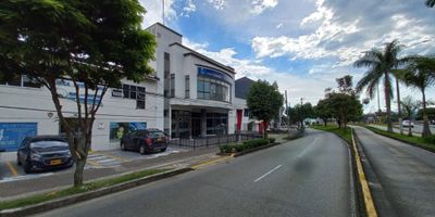 Te presentamos esta megapropiedad en renta  con area total de 1110 distribuidos en primer piso 256 m², segundo piso 270 m², piso inferior 370 m² , parqueadero 200 m², ubicada en la av 30 de agosto de pereira, un lugar de alto flujo vehicular y facil acceso al transporte publico.

Cuenta con 14 habitaciones u oficinas, un mostrador, una cocineta en cada piso, 5 baños y 1 orinal, 1 bodega, antejardin con espacio para 4 carros.

Al valor del canon se le debe sumar el IVA.
