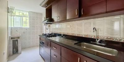 Apartamento en unidad cerrada de 63 m², con 3 habitaciones, 2 baños y cuarto útil, ideal para quienes buscan comodidad y buena distribución en un entorno residencial con acceso a servicios y comercio cercano. No incluye parqueadero, pero su ubicación estratégica garantiza excelente conectividad y facilidad de movilidad.