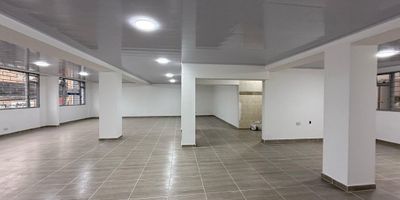 ¡Atención inversores y emprendedores! Este local en venta es una oportunidad única en Fontibon . Con 2 baños y una superficie de  180 metros cuadrados, es el espacio perfecto para tu próximo negocio. Ubicado en una zona estratégica, con gran potencial de crecimiento. ¡No dejes pasar esta oportunidad! Contáctanos para más información. ¡Haz realidad tu sueño de emprender!