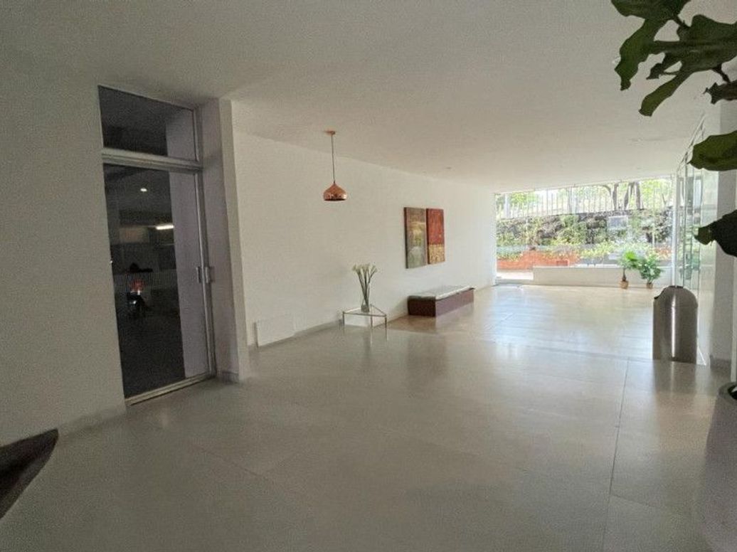 Apartamento de 3 alcobas en venta en Campo Alegre, Bogotá, 138 m² · foto 2 de 20
