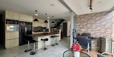 ESTE ESPECTACULAR EN LA LOMA DEL ESMERALDAL OFRECE157 METROS DISEÑADOS PARA QUIENES BUSCAN AMPLITUD, CONFORT Y EXCLUSIVIDAD. EL APARTAMENTO, DUPLEX, TIENE TRES HABITACIONES CADA UNA CON BAÑO Y VESTIER Y LO MEJOR, UNA DE LAS ALCOBAS ESTA UBICADA EN EL PRIMER PISO, ESTUDIO, COCINA ABIERTA CONECTADA CON EL SALON COMEDOR Y EL BALCÓN. EN EL SEGUNDO NIVEL SE ENCUENTRA LA ALCOBA PRINCIPAL, UNA ALCOBA AUXILIAR Y EL ESTUDIO QUE EN EL MOMENTO SE ENCUENTRA CERRADO PARA UTILIZAR COMO UN CUARTA ALCOBA SI SE REQUIERE.  LA UNIDAD MUY COMPLETA OFRECE PISCINA, SALON SOCIAL, GIMNASIO, TURCO Y UN ÁREA ESPECIAL PARA LAS MASCOTAS. ESTE APARTAMENTO LO TIENE TODO. NO PIERDAS LA OPORTUNIDAD DE VIVIR EN UNA DE LAS ZONAS MAS TRANQUILAS Y CON MAYOR VALORIZACIÓN DE ENVIGADO.
