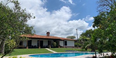 VENTA ESPECTACULAR FINCA EN EL DARIEN. LAGO CALIMA. CONDOMINIO A DOS MINUTOS DEL PUEBLO. A CUATRO  MINUTOS DE LA ENTRADA CINCO. lote 3.245 metros. construidos 350 metros. casa de un solo nivel, con cinco habitaciones, cinco baños, sala, comedor, cocina amplia, chimenea, corredores, kiosko, piscina niños y adultos. Salón de juegos, zona bbq, gimnasio al aire libre, casa de mayordomo con dos habitaciones. con baño. árboles frutales. tanque de agua, pasa un riachuelo por la casa. El condominio tiene: canchas múltiples, parque niños, lago, chorrera del rio para propietarios, senderos para caminar. ADMINISTRACION: $260.000 LIBRE DE DEUDA. PRECIO DE VENTA A PUERTA CERRADA: $1.300MILLONES NEGOCIALES.