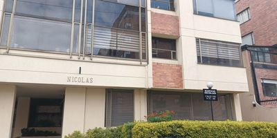 SE ARRIENDA APARTAESTUDIO EN EL EDIFICIO NICOLAS P.H. QUINTO PISO, TORRE CON ASCENSOR, CONSTA DE UNA ALCOBA CON CLOSET, BAÑO CON DIVISION EN VIDRIO TEMPLADO, COCINA INTEGRAL, SALA COMEDOR, SE ENTREGA ENCORTINADO, PISOS EN CERAMICA, CUENTA CON PARQUEADERO CUBIERTO Y DEPOSITO. EL EDIFICIO OFRECE SERVICIO DE LAVANDERIA, SAUNA Y GIMNASIO, EXCELENTES VIAS DE ACCESO, SUPERMERCADOS Y CENTROS COMERCIALES CERCA.
