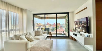 Con una distribución pensada para el confort y la conveniencia, este apartamento de 157M2 EN VENTA es para aquellos que valoran la calidad de vida:  Ascensor entrega directamente al apartamento, encontrando recibo, cocina abierta, amplio salón - comedor, 3 habitaciones cada una con su baño interno, sala, balcón, baño social, comedor, cuarto-baño de servicio.
Dispone de un parqueadero con servidumbre para dos carros y depósito en el sótano.

Edificio de fachada ladrillo de 9 pisos de altura,  2 apartamentos por piso, de diseño moderno e innovador. En la azotea tiene piscina, jacuzzi y baños, ascensor (Scala) para 13 personas, parqueaderos para visitantes, planta eléctrica con suplencia total.

Ubicado en el corazón de Riomar, lo hace conveniente por estar en un punto equidistante a los sitios de interés de la ciudad; centros comerciales de Buenavista, Mall Plaza, Viva, Villa Country, colegios, universidades, clínicas, bares y restaurantes.