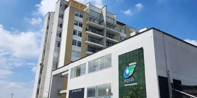 Penthouse en alquiler, en el condominio AQUA FORESTAL, al sur de Jamundi, amplio, cuenta con 3 habitaciones, 2 de ellas con vestier y baño privado, una de ellas con terraza privada, 2 baños sociales, cocina integral, balcón, terraza, sala comedor, sala comedor auxiliar, estudio de TV, zona de oficios, calentador de agua, luces led, iluminada naturalmente, buena ventilación, ascensor, piscinas, zona infantil, amplias zonas verdes, seguridad 24/7, 2 parqueaderos privados