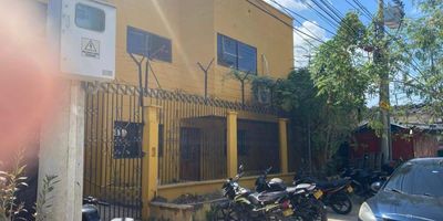 Bodega en arriendo en el barrio bosque de la Ciudad de Cartagena,  es una opción ideal para empresas que necesitan espacio para almacenamiento, distribución de una oficina con dos pisos, está ubicada en zona estratégica que facilita el acceso a vías principales y de transporte, lo que es fundamental para la logística de cualquier negocio. consta de zona de parqueo, pisos de cemento reforzado, paredes normales, cielo raso en placa, puertas en estera, baños enchapados, buena iluminación y ventilación, muy amplia, buena iluminación y ventilación, bien distribuido, buenas vías de acceso, facilidad de transporte, muy cerca a hospitales, canchas deportivas, supermercados, vías principales, sector muy tranquilo, sector de alta demanda comercial, buena afluencia de público en general, con buena seguridad monitoreo permanente de la policía, cerca a almacenes, colegios, escuela Naval de Manzanillo, vías principales.