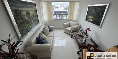  Oportunidad única en Bucaramanga.  Arriendo espectacular apartamento de lujo totalmente remodelado en Altos de Cabecera, estrato 6, sobre la Carrera 38 con Calle 48 esquina. Ubicación privilegiada a solo una cuadra de los mejores centros comerciales Cabecera y La Quinta, universidades como la UNAB, colegios, clínicas, supermercados, restaurantes y boutiques. Área de 90 m2 con 3 amplias alcobas, 2 baños de lujo, cocina moderna con barra en mármol negro, sala y comedor independientes, sala de TV y zona de ropas. Muy iluminado y ventilado, con 2 parqueaderos en línea y bodega. Edificio con lobby, vigilancia 24h, cámaras, piscina, solárium, terraza social y parque infantil. Admón. $567.000.
Precio de oportunidad $510 millones.  Acepto permuta por apto de mayor metraje, doy vueltos. Contácteme ya para agendar visita y asegurar esta joya inmobiliaria.     