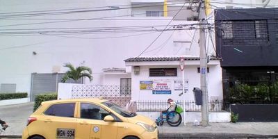 Bienvenidos a este  apartamento ubicado en el corazón de Manga, una de las zonas más emblemáticas de Cartagena. Este espacioso y luminoso apartamento cuenta con 2 habitaciones**, cada una con sus closet con su  propio estilo y encanto, perfectas para brindar comodidad y descanso, el apartamento cuenta con un baño para las dos habitaciones, sala comedor, cocina integral, patio interno con zona de labores. Sin duda, este apartamento en Manga combina la comodidad moderna con la belleza histórica de Cartagena. La cercanía a tiendas, restaurantes y parques hace de esta propiedad una opción ideal tanto para vivir como para invertir. ¡Ven a visitarlo y descubre tu nuevo hogar!