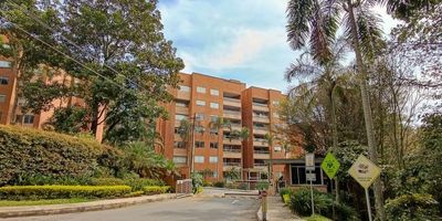 Amplio aparta estudio ubicado en el sector de Envigado loma de los benedictinos, en la carrera 27 c, piso 5, tiene un área de 69 metros aproximadamente. El inmueble cuenta con: 1 alcoba, 1 vestier, 1 baño cabinado, 1 baño social, sala-comedor, cocina integral con red de gas, parqueadero privado,&nbsp;juegos infantiles, ascensor, salón social, portería 24 hrs, piscina, zonas verdes, y piso en porcelanato.
Los datos de los inmuebles promocionados en la página web están sujetos a cambio y verificación de disponibilidad.