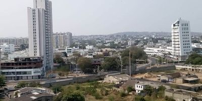 Descubre este espectacular apartamento moderno en el exclusivo barrio Los Alpes en la ciudad Cartagena de Indias. Con una ubicación privilegiada, este hogar te ofrece comodidad, estilo y cercanía a los principales centros comerciales, supermercados, colegios y vías de acceso. Diseño moderno y acabados de alta calidad, Amplios y luminosos espacios, Habitaciones cómodas con excelente distribución, Cocina integral totalmente equipada, Balcón con vista y ventilación natural, piscina y gimnasio.