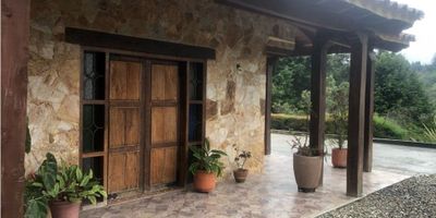 Casa campestre de 450 m construidos, área total 4830 m, cuenta con 4 habitaciones todas cuentan con baño, 2 salas, comedor, cocina , 2 baños completos sociales, habitación principal con su baño,zona de ropa amplia, parqueadero para 3 carros aprx,amplia zona verde, lugar tranquilo, amplias zonas verdes.
