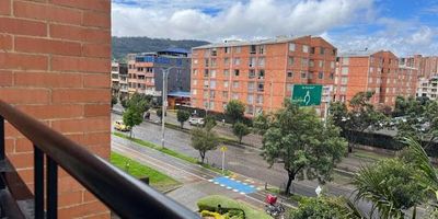 Espectacular y acogedor Apartamento ubicado al norte en barrio san Antonio con vista al exterior con las mejores vías de acceso autopista norte, cra séptima, muy cerca centro comercial Santafé, supermercado éxito 170, Carulla definitivamente el mejor lugar de residencia del sector, muy cerca a portal norte de Transmilenio, paradas alimentadoras, paradas de sipt. El Apartamento cuenta con una gran distribución e iluminación, recién pintado balcón, área de estudio, cocina integral, grandes ventanales, tres alcobas con closet amplio cada una, dos baños, zona de lavandería, calentador a gas, cortinas. El conjunto residencial cuenta con ascensor, Salón Social, Parque infantil. Para mayor información con gusto, contactar al 320.4454033 o al correo Karen.gomezinmobiliariabogota.com