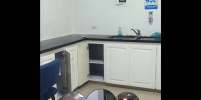 Se venden oficinas al sur de Cali, ubicación estratégica cerca del centro y del sur, centros comerciales, instituciones educativas y centros hospitalarios cercanos. Conta de 320 mts2, 8 habitaciones, 3 baños, cocina integral, patio de ropas, estacionamiento externo.
