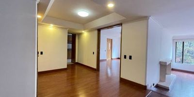 ¡Maravilloso apartamento en La Cabrera de 253 m, ubicado a pocas cuadras del Centro Comercial Andino, en una de las zonas más exclusivas de la ciudad! Un hogar que combina amplitud, elegancia y confort en cada uno de sus espacios. Cuenta con 3 habitaciones, estudio o family room, sala y comedor independientes con chimenea, 3 baños, cocina totalmente equipada, cuarto y baño de servicio, además de 2 parqueaderos y depósito, brindando toda la comodidad que necesitas en un entorno privilegiado. ¡Una propiedad con ubicación y estilo únicos! Contáctanos para más información y agenda tu visita. CB