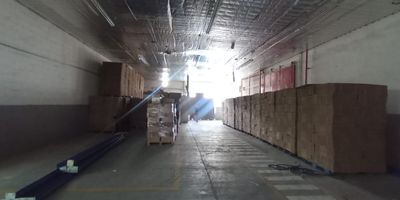 Se alquila bodega en el barrio el troncal sector industrial de alto trafico, cuenta con 300 metros cuadrados esta en un parque industrial con portería vigilada 24 horas, doble altura con aislamiento para el calor, entrada para camiones, servicios públicos mas económicos y agua de aljibe, cuenta con uma ubicacion privilegiada ya que esta cerca a la carrera 8va y carrera 15 al igual de que de la calle 34 y la calle 24 y a pocos minutos del centro de la ciudad y la salida norte de la ciudad
