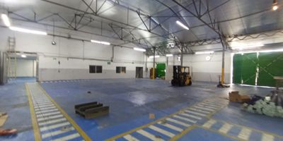 Bodega en Alquiler - El Troncal, Cali: 700 m² en Sector Industrial
Se alquila una bodega de 700 m² en el barrio El Troncal, un sector industrial de alto tráfico en Cali. Esta propiedad se encuentra dentro de un parque industrial con portería vigilada 24 horas, brindando seguridad constante para tus operaciones.
La bodega cuenta con oficinas, doble altura y aislamiento para el calor, lo que asegura un ambiente de trabajo más confortable. Dispone de entrada para camiones y te beneficiarás de servicios públicos más económicos, incluyendo agua de aljibe.
Su ubicación es estratégica y privilegiada, ya que está cerca de la Carrera 8ª y Carrera 15, así como de la Calle 34 y Calle 24. Esto te permite un acceso rápido al centro de la ciudad y a la salida norte de Cali en pocos minutos.
Esta es una excelente opción para empresas que buscan un espacio funcional, seguro y bien conectado para almacenamiento o producción en Cali.