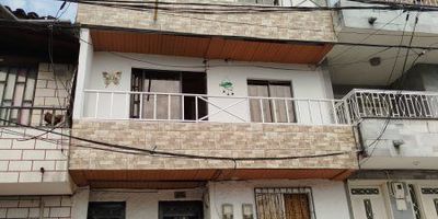 ¡Encuentra tu nuevo hogar en Itagüí!  Ubicado en el barrio Ferrara, a pasos de colegios y centros comerciales, te presentamos este increíble apartamento de 68m2 con todas las comodidades para una vida plena.  Sus 3 amplias alcobas con closet garantizan privacidad y espacio para toda la familia. Su sala comedor integrada a la cocina integral te permitirá disfrutar de momentos inolvidables.  Relájate en su acogedor balcón con vistas al barrio o guarda tu ropa. Su cuarto de baño, su ubicación estratégica diagonal al SENA de Itagüí lo deja cerca a todo. NOTA: Tiene posibilidad de construir dos habitaciones y un baño en el cuarto piso solicitando todos los permisos en las entidades encargadasNo dejes pasar esta oportunidad única de adquirir tu nuevo hogar en Itagüí. ¡Visítanos hoy mismo y conócelo en persona!