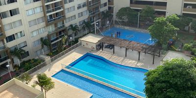 Gran apartamento en Miramar, ubicado en conjunto Olivenza, cerca CRA 46 vía al mar, Av. Circunvalar, CC Miramar, a pocos minutos de Alkosto y diversas rutas de transporte hacia Universidades y Colegios reconocidos.

Apartamento en piso alto con vista panorámica con vista interna y externa del sector, cuenta con sala comedor y balcón, cocina integral con mesón tipo Pantry, zona de labores, 3 alcobas, 2 baños y parqueadero asignado en torre.

El conjunto ofrece recepción, vigilancia 24 horas, parqueaderos cubiertos, piscinas, zona infantil, salón social, gimnasio, cancha deportes y mucho mas.

Contáctanos
