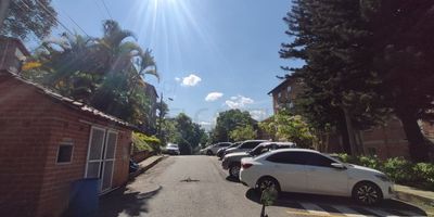 Agradable apartamento ubicado en el sector de Guayabal la colinita, en la calle 11 E SUR, piso 3, tiene un área de 55 metros aproximadamente. El inmueble cuenta con: 3 alcobas, 3 closets, 2 baños cabinados, sala-comedor, cocina semi-integral con red de gas, parqueadero común no permanente,&nbsp;juegos infantiles, portería 24 hrs, zonas verdes, y piso en cerámica.
Los datos de los inmuebles promocionados en la página web están sujetos a cambio y verificación de disponibilidad.