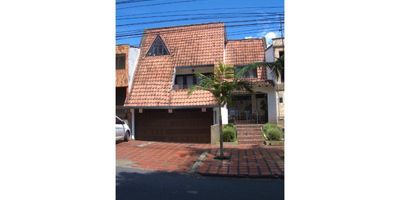 Tenemos para la venta, esta hermosa casa en Simon Bolivar , cuenta con 5 alcobas y 4 baños , además de otros generosos espacios ,como un gran patio trasero, jardin exterior cubierto, parqueadero para 2 camionetas grandes o 3 carros pequeños, ideal , oficinas , hogar geriátrico , empresa de vigilancia o para una familia numerosa.excelente estado pisos en madera .