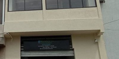 Ofrecemos en arrendamiento hermoso apartamento para estrenar en tercer piso, amplio e iluminado con una excelente ubicación en el tradicional barrio Bretaña, cuenta con: Sala-comedor, cocina semi-integral, zona de oficios, un baño, dos habitaciones con closet. Entorno: Sobre la CL 9E, a media cuadra de tiendas D1, cerca a la CL 9. No cuenta con parqueadero (MA-028).