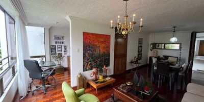 Apartamento en venta en la Circunvalar en unidad cerrada, cerca a supermercados de cadena, rutas de transporte público y servicios complementarios de la zona. Cuenta con salacomedor, pisos en madera y cerámica, estudio, tres habitaciones con closet, dos baños, cocina integral en mesón de acero, estufa, calentador a gas, área de servicios y zona de ropas. La unidad posee de dos parqueaderos cubiertos con cuarto útil, salón comunal, parques infantiles y planta eléctrica. Además cuenta con circuito cerrado de tv, portería y vigilancia las 24 Horas. Inmuebles sujetos a verificación de disponibilidad. Venta La Circunvalar Pereira