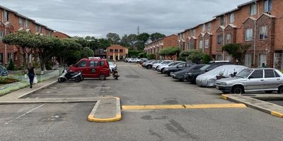 Espectacular casa en conjunto cerrado con excelente zona para caminar cerca a todo y en la misma ciudad,   confortable con buenos acabados reforma,  de 3 habitaciones 3 baños, parqueadero. zona social completa para disfrutar en familia,  esperamos tu propuesta